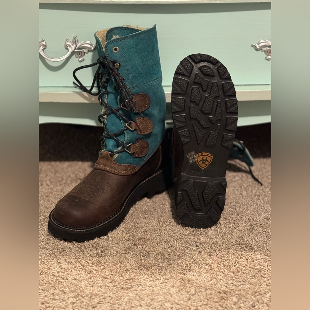 Brand New - Ariat Fatbaby Summit Women’s lace up winter boot